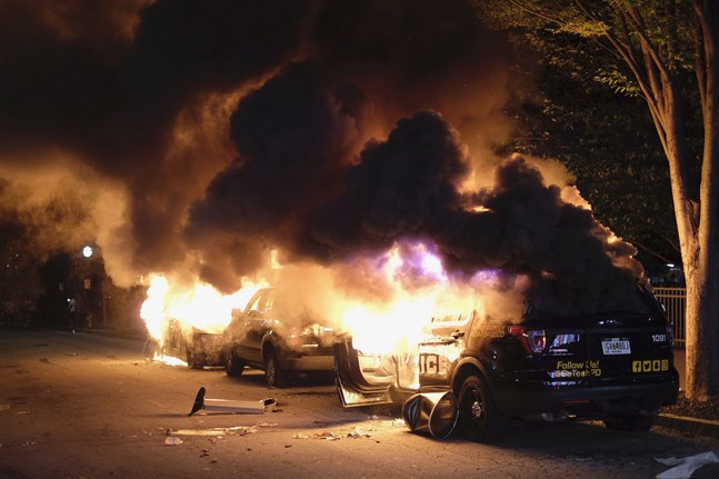 Bilar sattes i brand i Atlanta i samband med de stora protesterna under fredagskvällen.