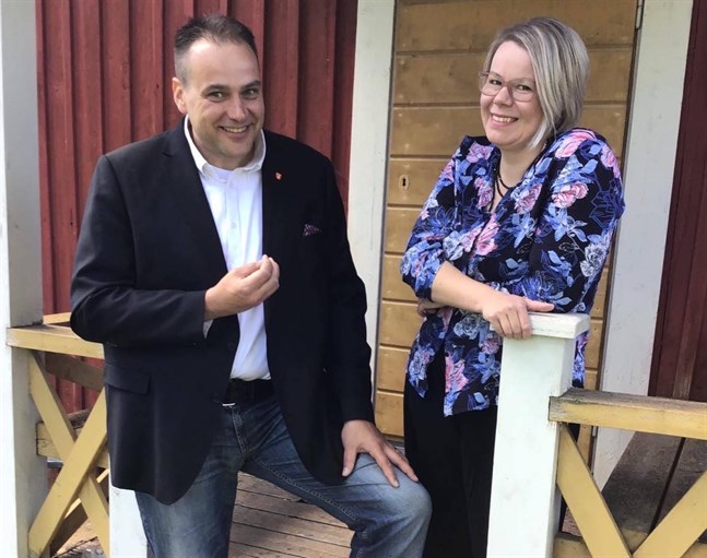 Steven Frostdahl tillsammans med Sabina Forsbacka, ordförande för SFP:s lokalavdelning i Nykarleby.