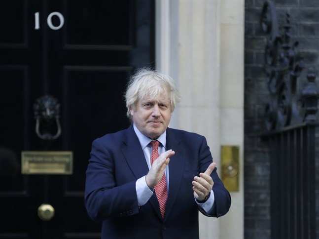 Storbritanniens premiärminister Boris Johnson aplåderar vårdpersonal utanför 10 Downing Street i London.