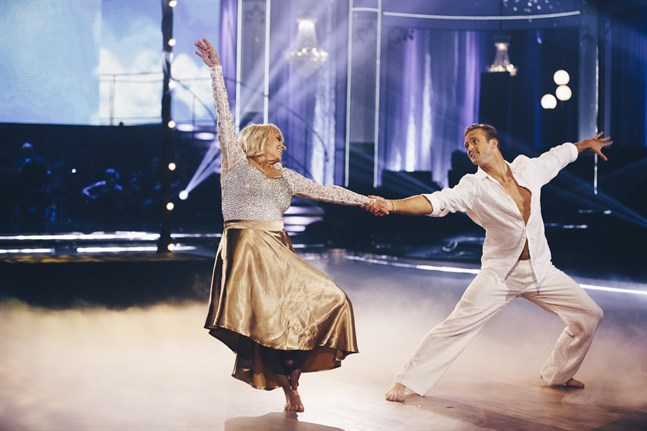 "Jag har väl bevisat att, nog fan kan en gammal kärring röra på sig", sade Sussie Eriksson efter att ha slutat tvåa i "Let's dance"-finalen. Pressbild.