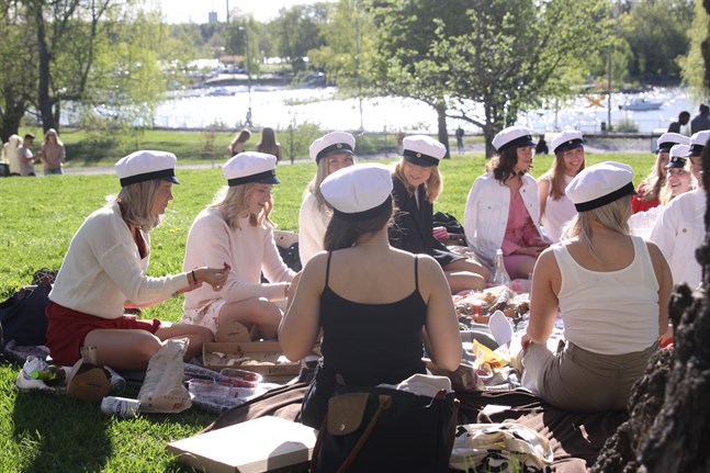 Tjejerna medger att det känns lite tråkigt att inte kunna fira med middag och utgång, som de hade tänkt. Men fira tänker de göra i alla fall.