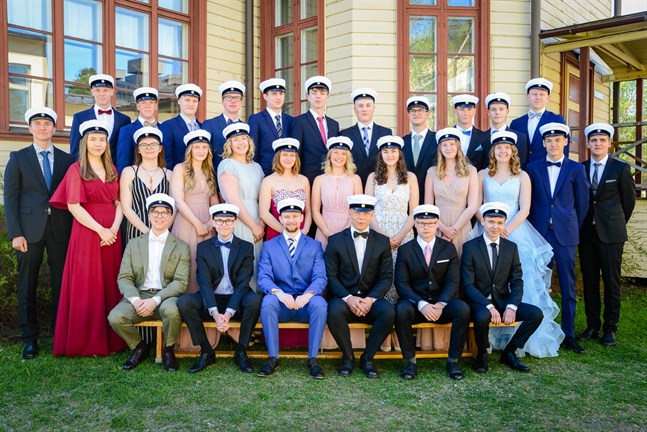 Topeliusgymnasiets studenter.