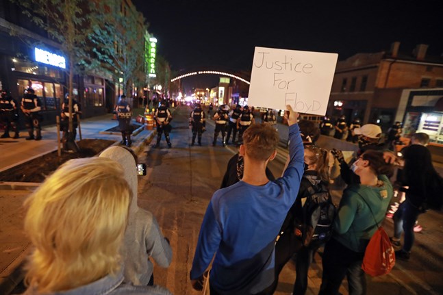 Demonstration i Columbus, Ohio, under fredagskvällen. Staden är en av dem som nu inför utegångsförbud under kväll och natt.