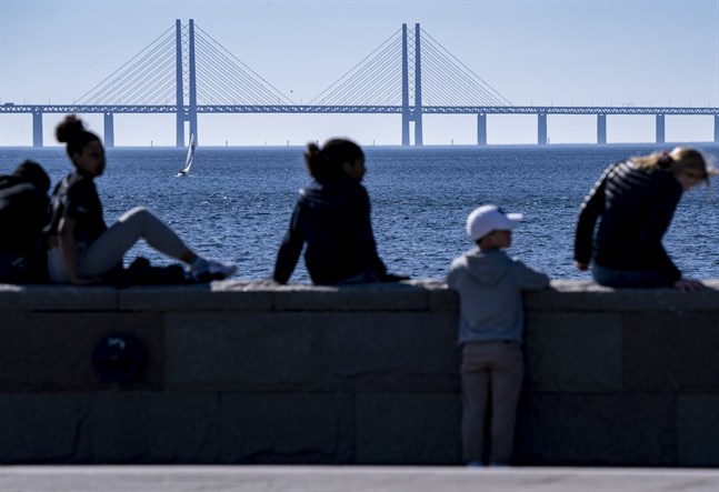 Det är tillåtet att åka över Öresundsbron för att sedan ta sig vidare till ett annat land. Arkivbild.