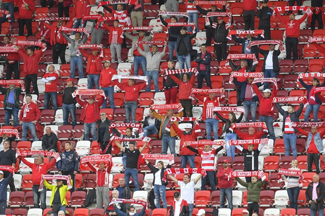 Varannan rad, var fjärde stol – på det viset har Ungern fått tillbaka fotbollsfansen till matcherna.