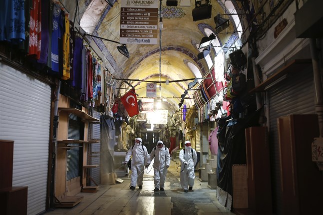 Stora basaren i Istanbul har legat öde i två månader. Här pågår desinficering i slutet av mars.