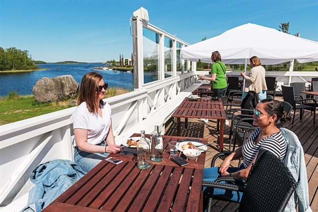 Olivia Ennenga och Sujata Ichadka är sjuksköterskor vid Malmska. De är nöjda över att få besöka restaurang Pavis igen för en sommarlunch tillsammans.