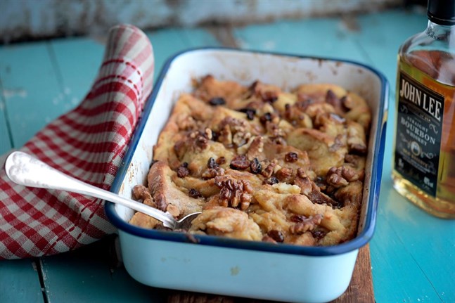 Brödpudding är en vanlig dessert i amerikanska Södern och Storbritannien. Perfekt om du har torrt bröd eller vetebröd liggande. Väldigt gott med salted caramel till.