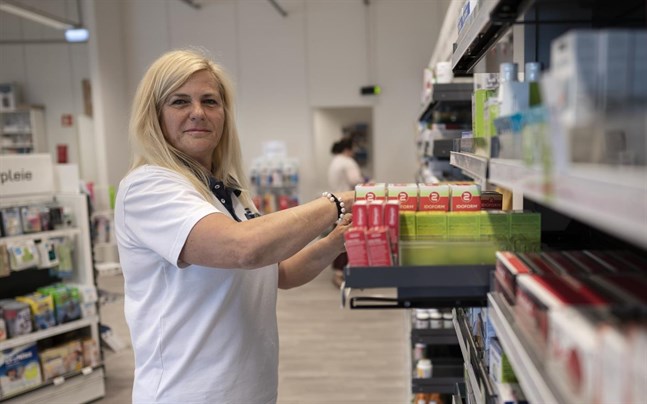 "Det finns en osynlig mur mitt på gränsbron. Det känns för mig som Öst- och Västtyskland", suckar Belinda Klicline Abbott som tvingas jobba extra på apotek för att rädda sitt företag.