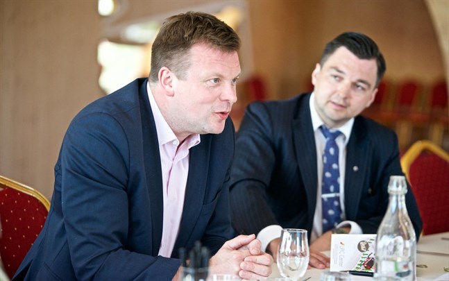 Ville Skinnari, minister med ansvar för utrikeshandelsfrågor, träffade exportföretagen i Vasa på måndagen. Här är han på innovationscentret med Joakim Strand vid sin sida.