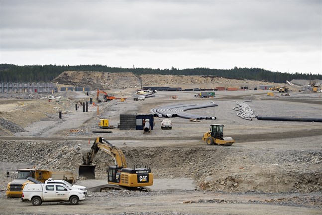 Arbete på området som är röjt för Northvolts planerade fabrik, fem minuters bilväg öster om Skellefteå centrum. Arkivbild.