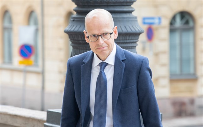 Martti Hetemäki på väg in för att presentera arbetsgruppens rapport på måndagen.