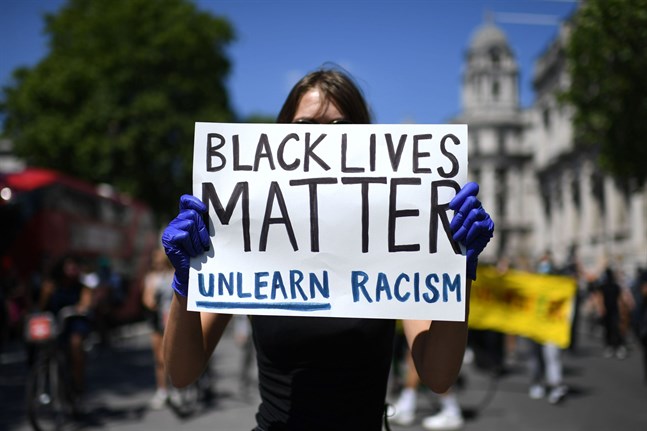 I London ordnades en solidaritetsmanifestation för Black lives matter-rörelsen den 31 maj. En digital manifestation ordnas på tisdag i Finland.