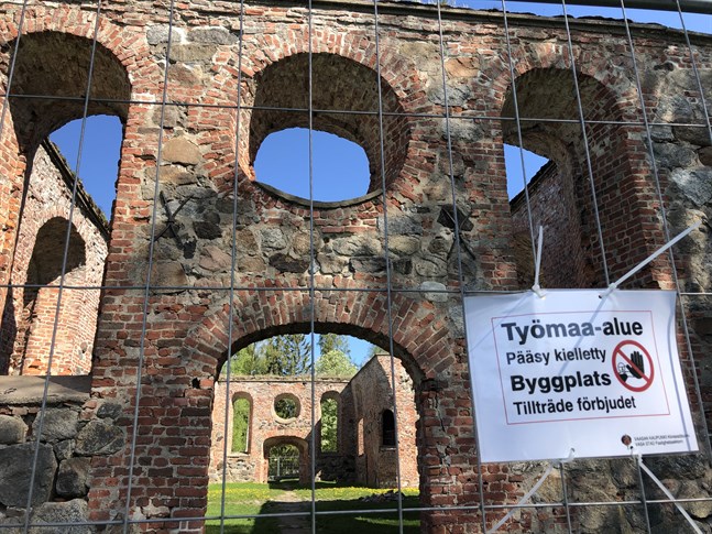 Nu är kyrkoruinen avstängd i Gamla Vasa. Från Vasa stads sida hoppas man att de akuta reparationerna ska räcka för att kunna öppna ruinerna igen i höst.