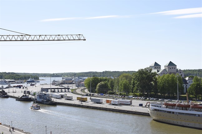 Viking Lines check-in för bilar och långtradare ska flytta från stranden framför Åbo slott och därmed öppnas området vid Aura ås mynning för stadsbor och turister. En idétävling för område fick in 129 bidrag och en vinnare utses i höst.