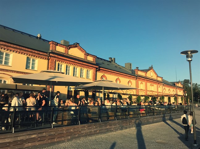 Vid Inre Hamnens terrass var det många som njöt av sol och musik redan från dag ett. Enligt företagare Tommi Mäki är de noga med avstånd och har beställt många liter av handdesinfektion.