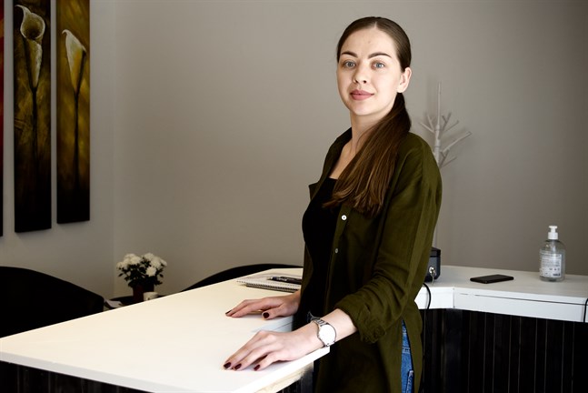 Inna Pezekupko är en av två frisörer vid frisörsalongen Inna's.