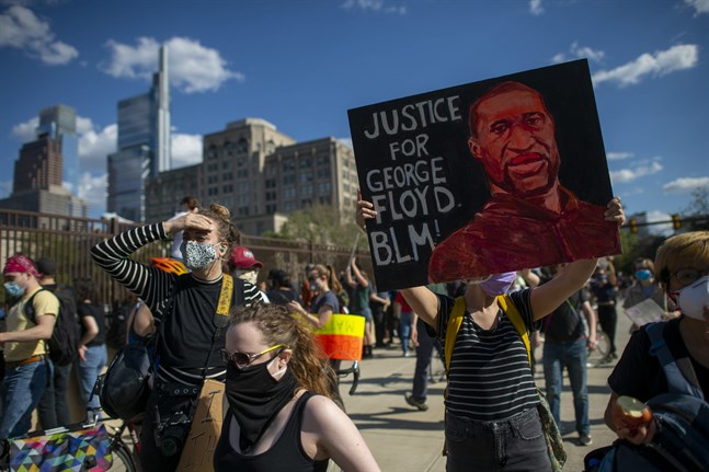 Demonstranter med en bild av George Floyd vid en manifestation i Philadelphia den 1 juni.