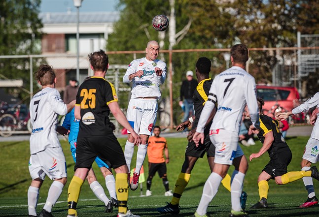 JBK:s Pavle Milosavljevic når högst på den här bollen.
