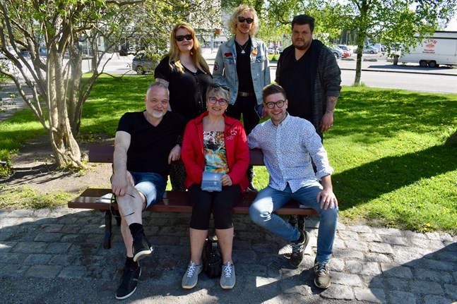 Det här är artisterna som medverkar i "En sommarkväll på Thomas Enroths brygga": Heléne Nyberg, Philip Järvenpää, Thomas Enroth (stående), Charles Plogman, Ami Aspelund och Thomas Lundin (sittande). Och så Erik-André Hvidsten, som inte fanns på plats vid fototillfället.