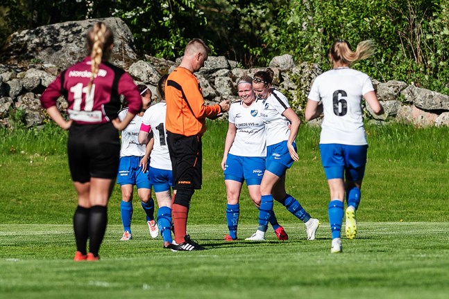 Planens bästa spelare, Ida Kuoppala (mitt i bild), gjorde två mål för sitt Esse IK.