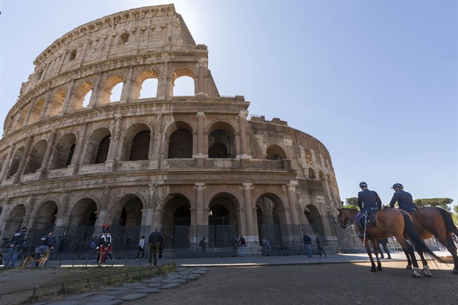 Poliser patrullerade utanför Colosseum i Rom när besöksmålet öppnade igen efter att ha varit stängt i över två månader.