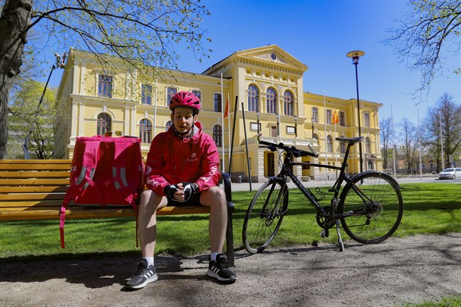 "Det är svårt att hitta jobb nu så jag är glad att jag fick det här", säger David Påsztor som cyklar hem mat till Vasabor.