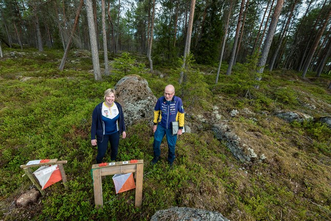 Tävlingsledare Emilia Ingman och banläggare Roy Torrkulla och granskar den sista kontrollen, som är gemensam för samtliga klasser.