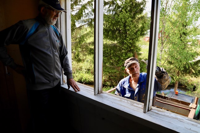 Bo-Greger Nygård och Holger Sarin är två av byborna som är med och räddar bönehuset i Keskis. Bo-Greger gladdes åt det stora intresset när han tog tag i projektet.
