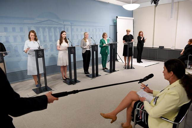 Regeringen presenterade den enorma tilläggsbudgeten på tisdag kväll. På bilden Katri Kulmuni, Sanna Marin, Maria Ohisalo, Anna-Maja Henriksson samt informationschefen Päivi Anttikoski.