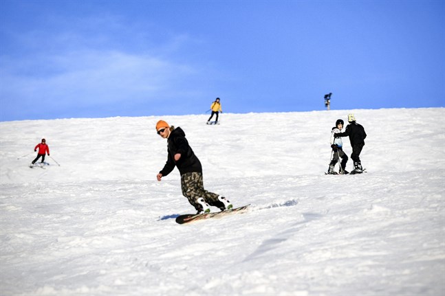 Längre norrut i Lappland njuter skidåkarna av att åka slalom i värmen i Saariselkäs backar. Slalombackarna stängdes på grund av coronaviruset, men den 1 juni öppnades backarna igen.