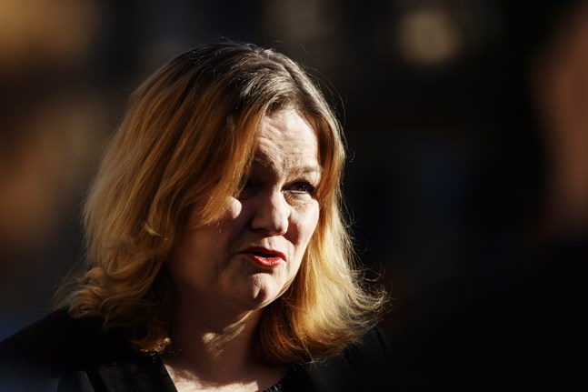 Familje- och omsorgsminister Krista Kiuru (SDP) säger att det kan vara bra att använda munskydd på platser där människor måste vara nära varandra, exempelvis i bussar.