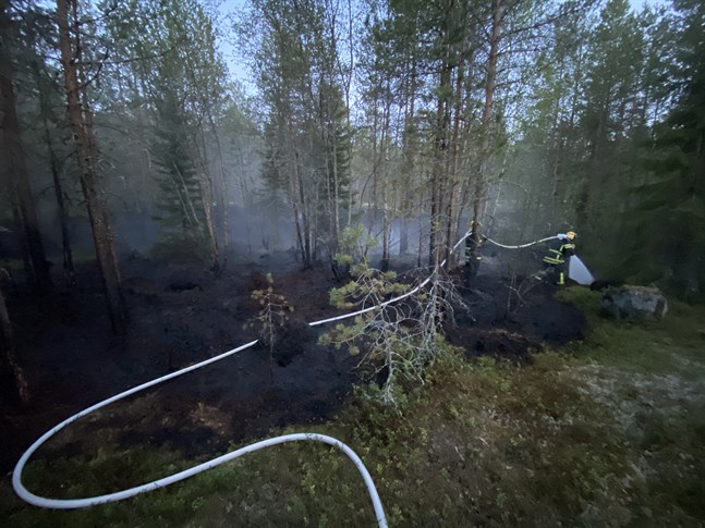 Räddningsverket jobbar med att släcka branden.