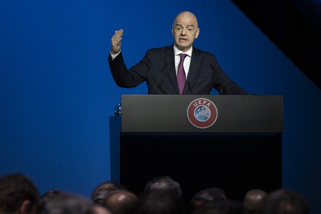 Fifas ordförande Gianni Infantino stöttar spelarprotesterna i Bundesliga.