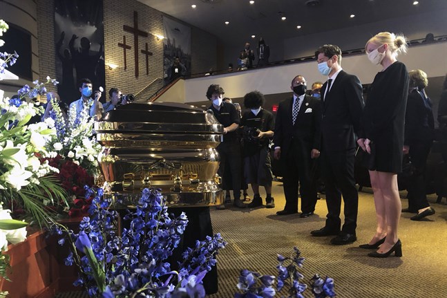Minneapolis Borgmästare Jacob Frey (andra från höger) deltar i George Floyds minnesceremoni i Minneapolis.