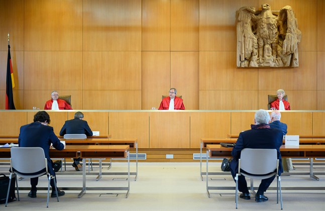 Enligt den tyska författningsdomstolens dom strider obligationsköpen, som centralbanken ECB inledde 2015, mot tysk lag. Domstolen beordrade tyska regeringen att begära en redogörelse av Centralbanken inom tre månader, beträffande obligationsköpens laglighet, skriver K-G Backholm. Bilden är tagen den 5 maj, när domarna M Huber, Andreas Voskuhle och Doris König avger domen i Karlsruhe.