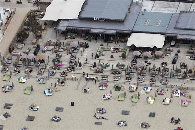 Stranden i Zandvoort lockar många. Men medan finländare välkomnas till Nederländerna efter mitten av juni, är varken britter eller svenskar välkomna.