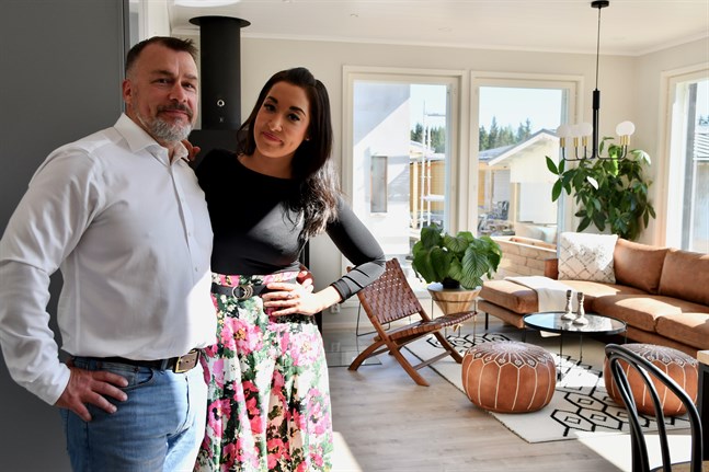 Byggnadschef Jorma Kariluoma och inredningsplanerare Linda Baki i Sievitalo Villa Kultakoivu.
