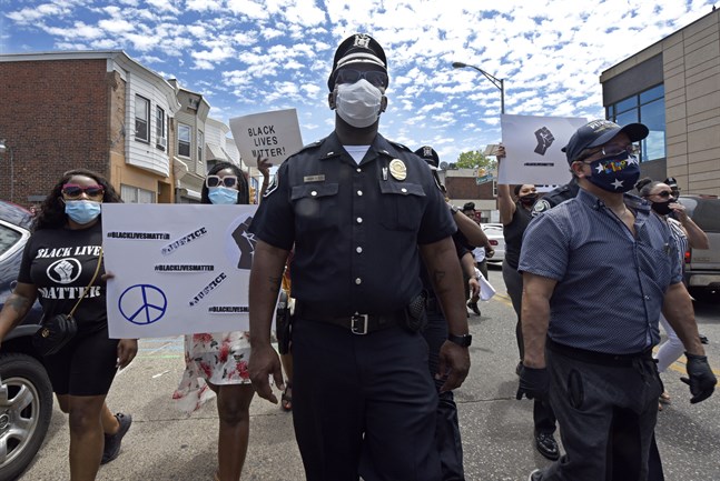 Kapten Zsakhiem James vid Camdenpolisen i New Jersey vid en manifestation i helgen mot det brutala polisingripande som tog George Floyds liv i Minneapolis.