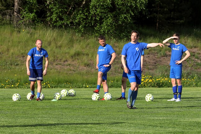 Esse IK siktar på serieseger. Matts Pettersson drog torsdagens träningspass i Ytteresse.