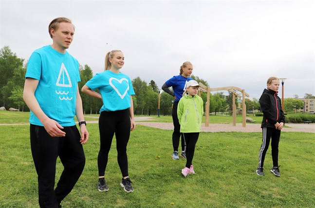 Niko Toivola, Laura Ala-Heikkilä och Tilde Löfqvist fungerar som idrottskompisar i sommar. Här spelar de mölkky med systrarna Jenni och Anni.