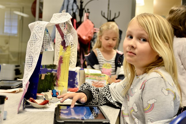 Ebba Vikman och Alyssa Lövrot i bakgrunden tycker stopmotion är roligt, men svårt ibland.