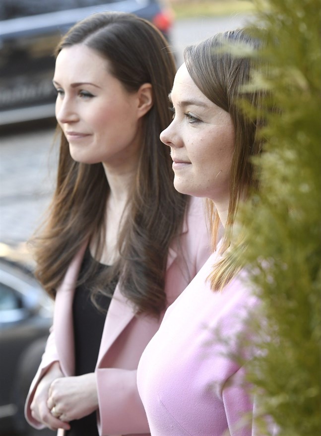 Statsminister Sanna Marin och avgående finansminister Katri Kulmuni.
