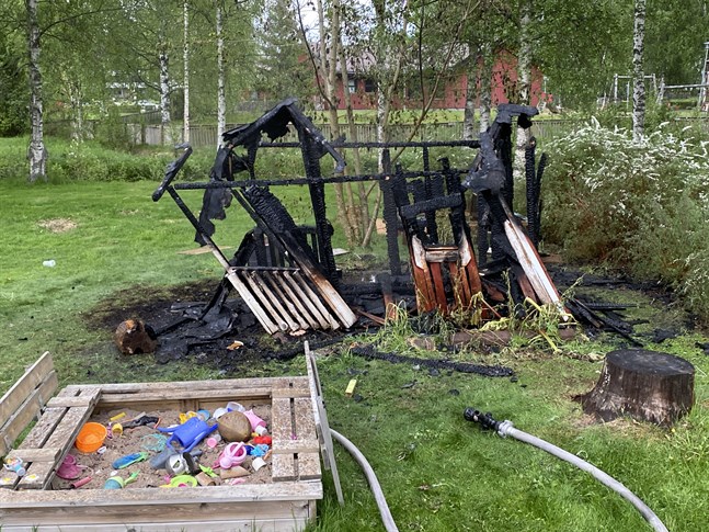 Lekstugan brann ner helt och hållet.