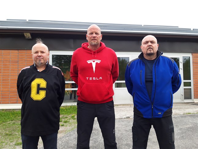 Frisyren känns given i 2000-talets Centers Hockey. Hårdingarna på bild är Kenneth Björklund – ordförande sedan ett par dagar tillbaka – och tränarna Tomi Joki och Jukka Kotanen. Såväl Joki som Kotanen spelade i det gamla, 1900-talets Centers.