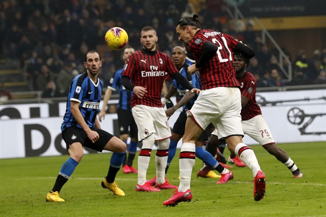 Zlatan Ibrahimovics Milan, här i vårens derby mot Inter, och resten av lagen i Serie A får genomföra fem byten per match när ligan återupptas den 20 juni. Arkivbild.