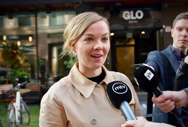 Centerns partiordförande Katri Kulmuni meddelade på lördagen att hon vill bli omvald. Hon utlovade en entusiastisk kampanj inför nästa års kommunalval, då hon vill bidra till att vända partiets valförluster till seger.