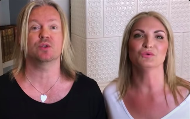 Johan Becker och hans fru Carola Becker sjunger tillsammans i "Vi håller ut".