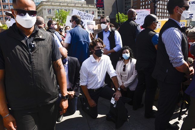 Kanadas premiärminister Justin Trudeau ställde sig på ett knä för att visa sitt stöd till de demonstranter som protesterar mot rasism och polisbrutalitet.
