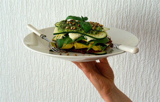 Tillsammans smakar receptets alla komponenter fantastiska. Men de är även goda var för sig. Servera kall eller montera lasagnen medan tomatsåsen och färsen är varm.